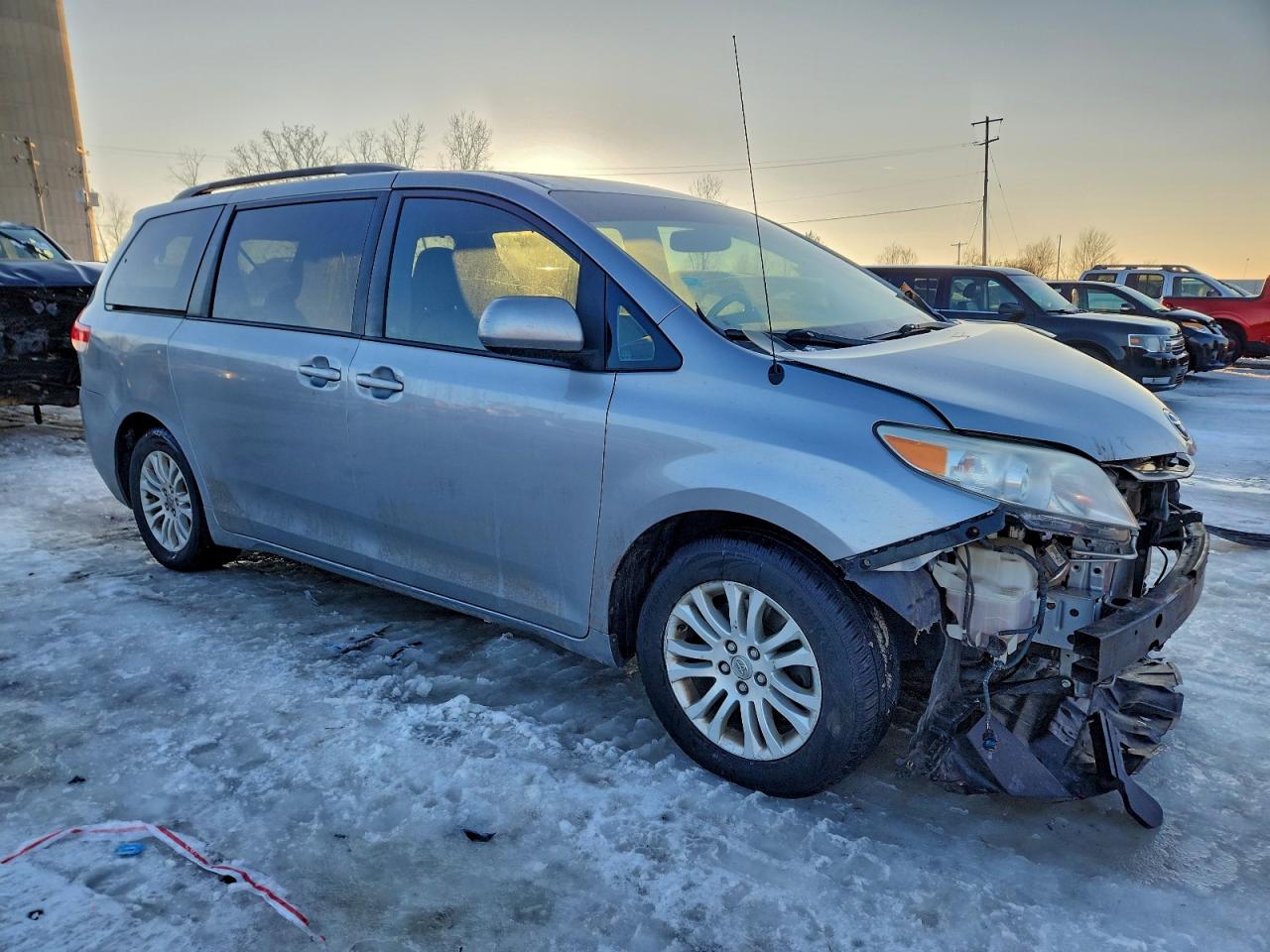 2013 TOYOTA SIENNA XLE photo 4