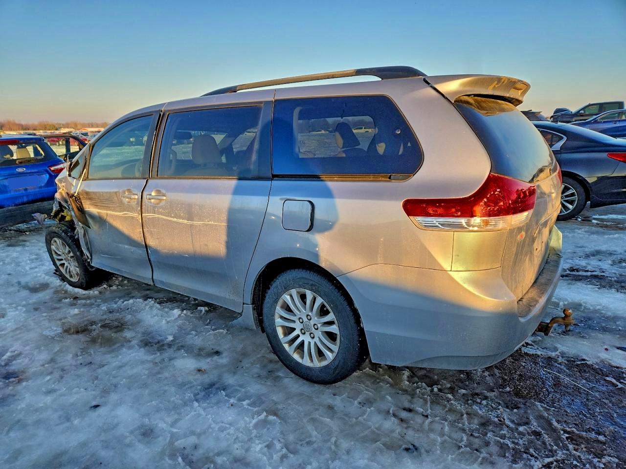 2013 TOYOTA SIENNA XLE photo 2
