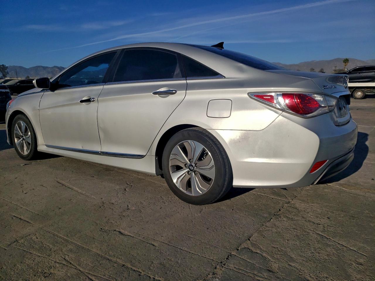 2015 HYUNDAI SONATA HYBRID photo 2