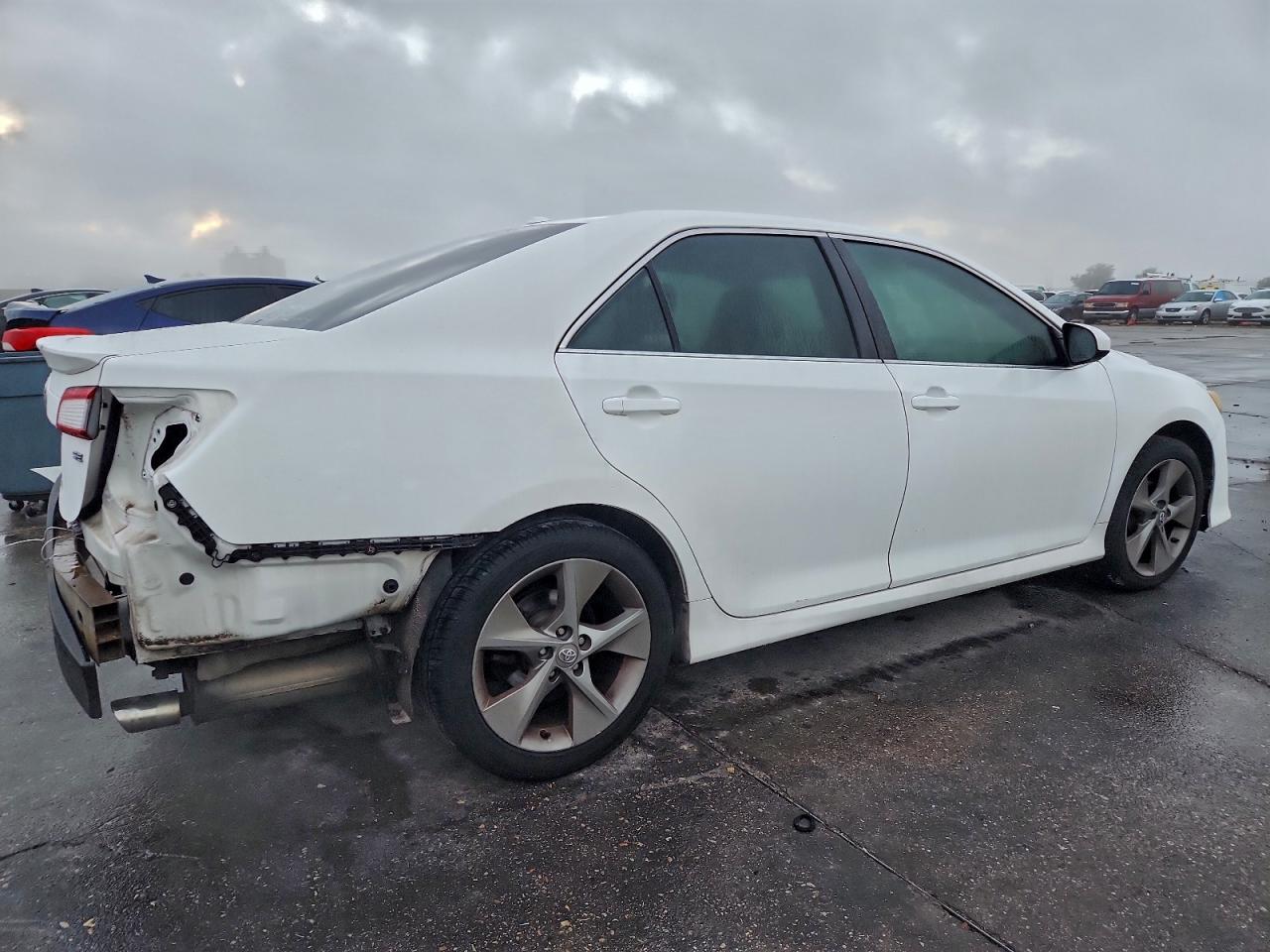 2012 TOYOTA CAMRY SE photo 3