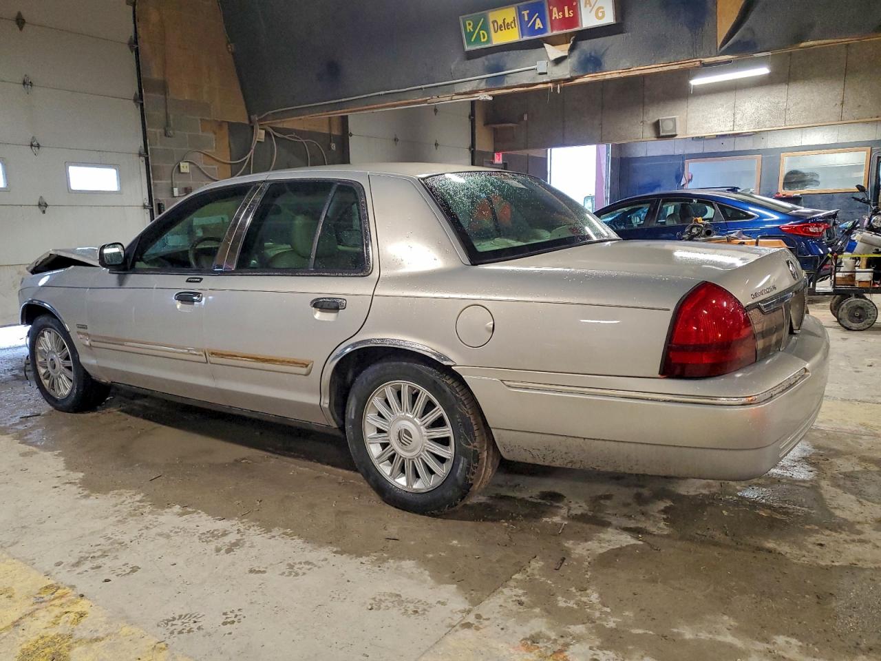 2010 MERCURY GRAND MARQUIS LS photo 2