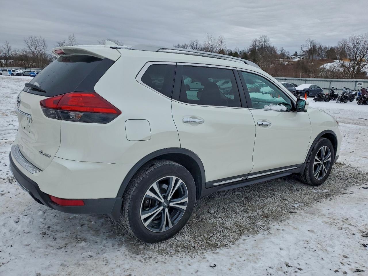 2017 NISSAN ROGUE SV photo 3