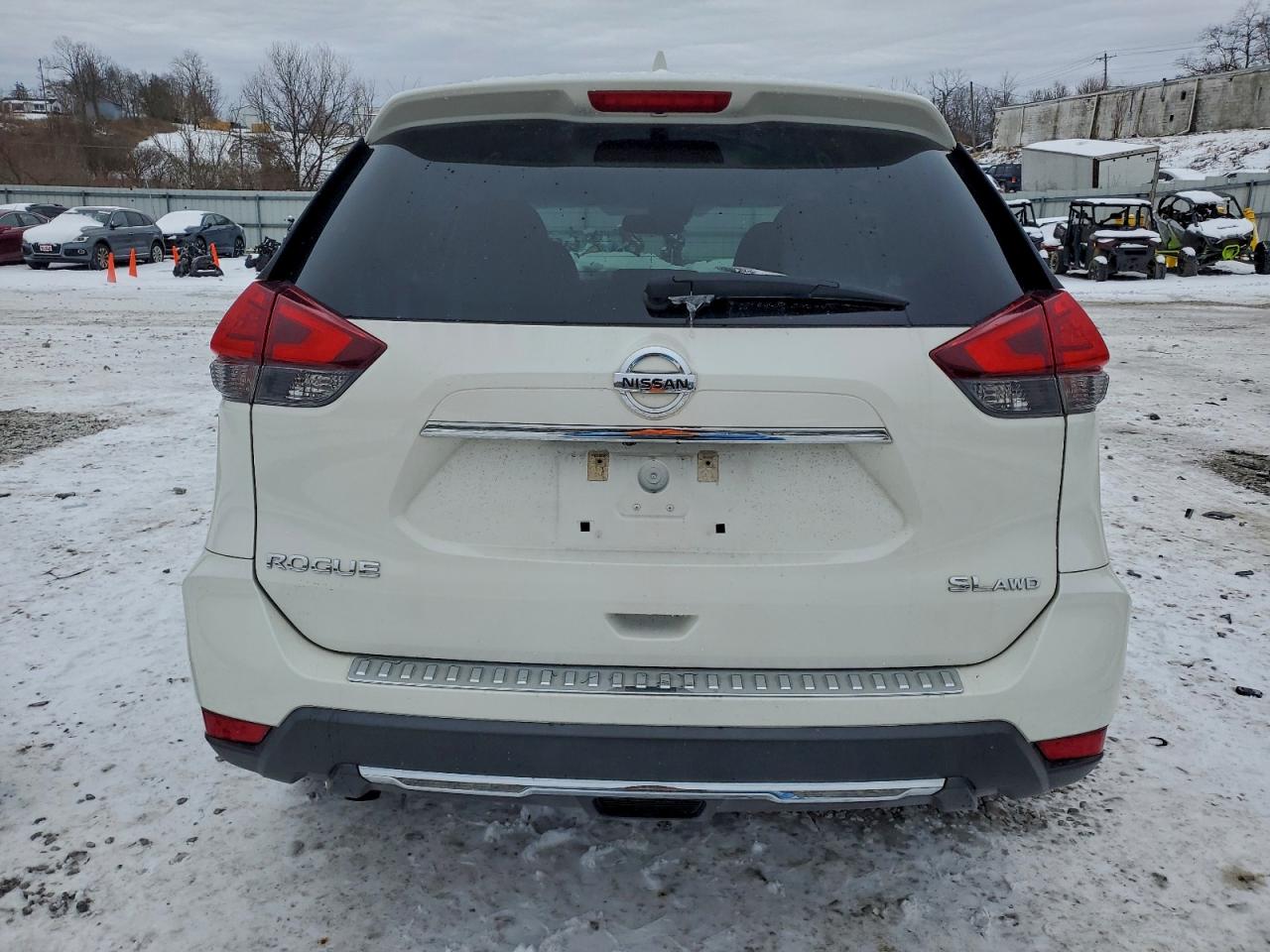 2017 NISSAN ROGUE SV photo 6