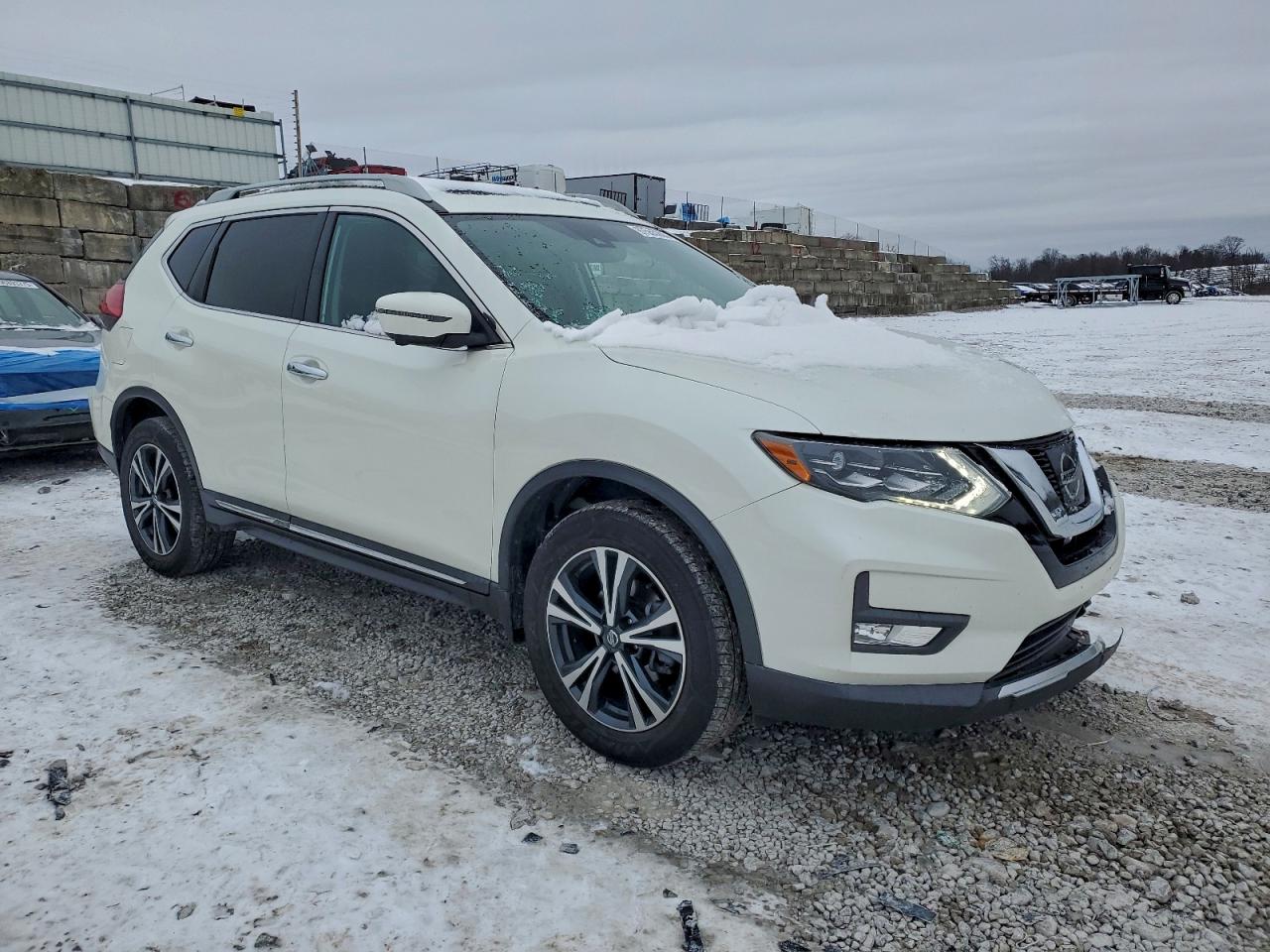 2017 NISSAN ROGUE SV photo 4