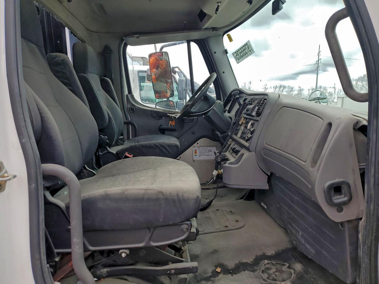 2018 FREIGHTLINER BUSINESS CLASS M2 FLATBED TRUCK photo 5