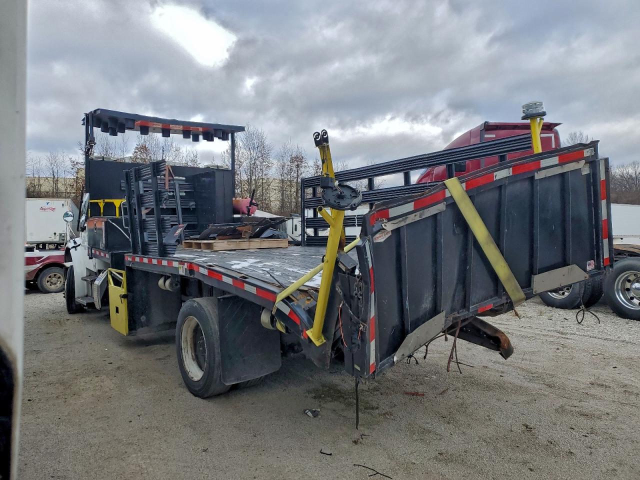2018 FREIGHTLINER BUSINESS CLASS M2 FLATBED TRUCK photo 3