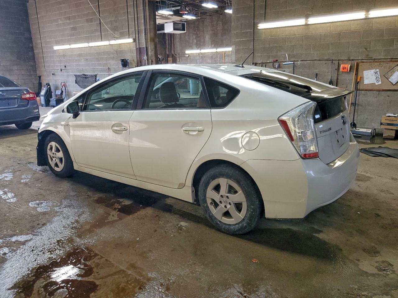 2011 TOYOTA PRIUS photo 2