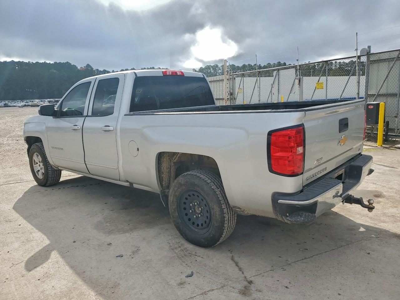 2018 CHEVROLET SILVERADO C1500 LT photo 2