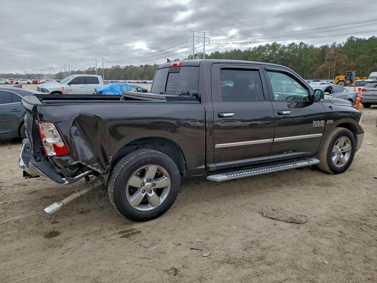 2017 RAM 1500 SLT photo 3