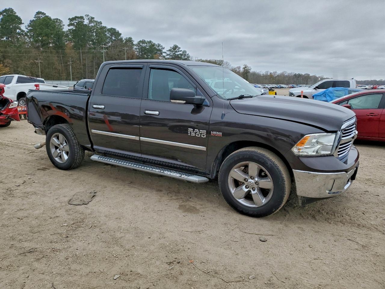 2017 RAM 1500 SLT photo 4