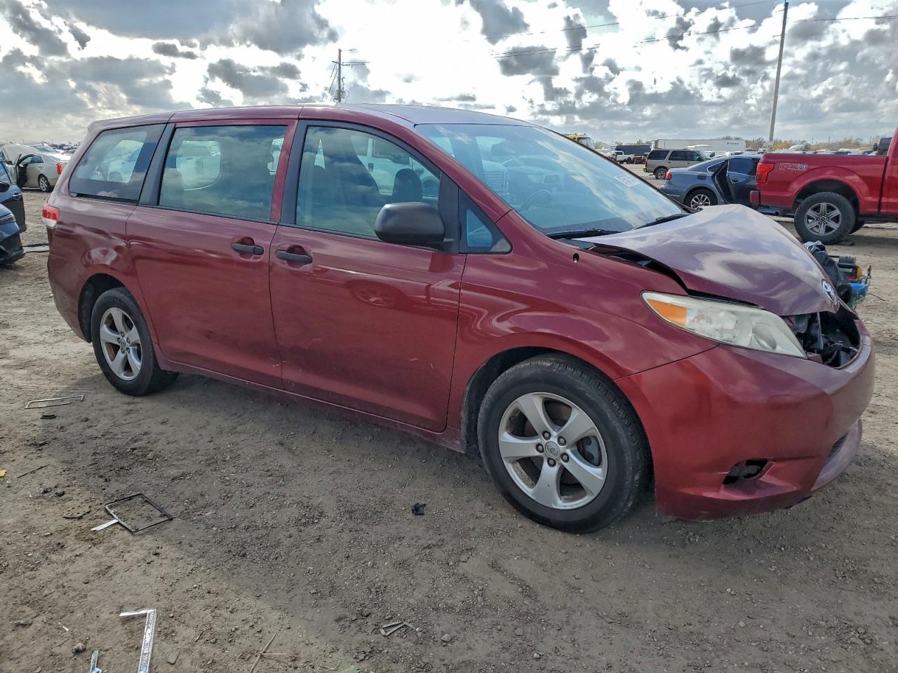 2013 TOYOTA SIENNA photo 4