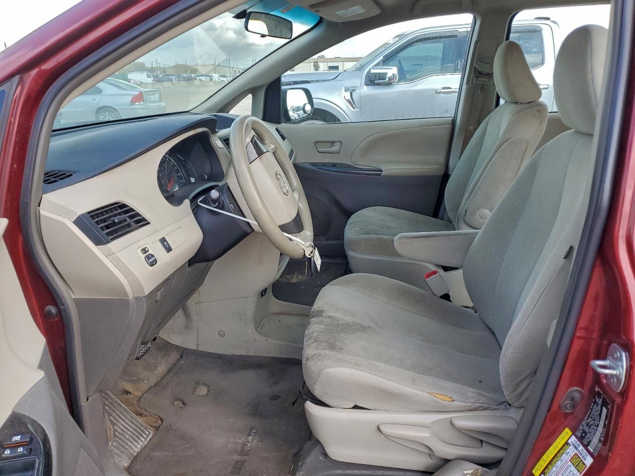 2013 TOYOTA SIENNA photo 7