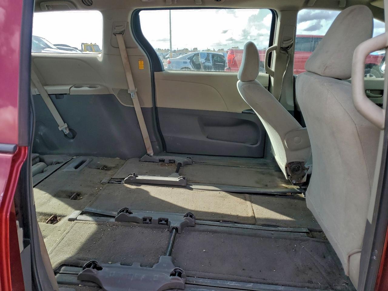 2013 TOYOTA SIENNA photo 11