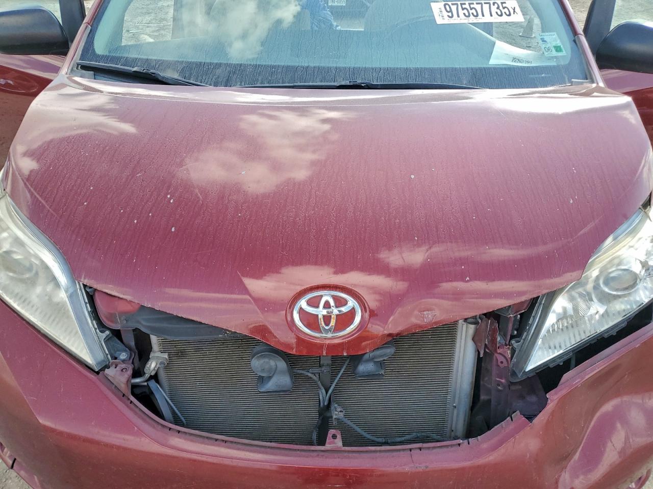 2013 TOYOTA SIENNA photo 12