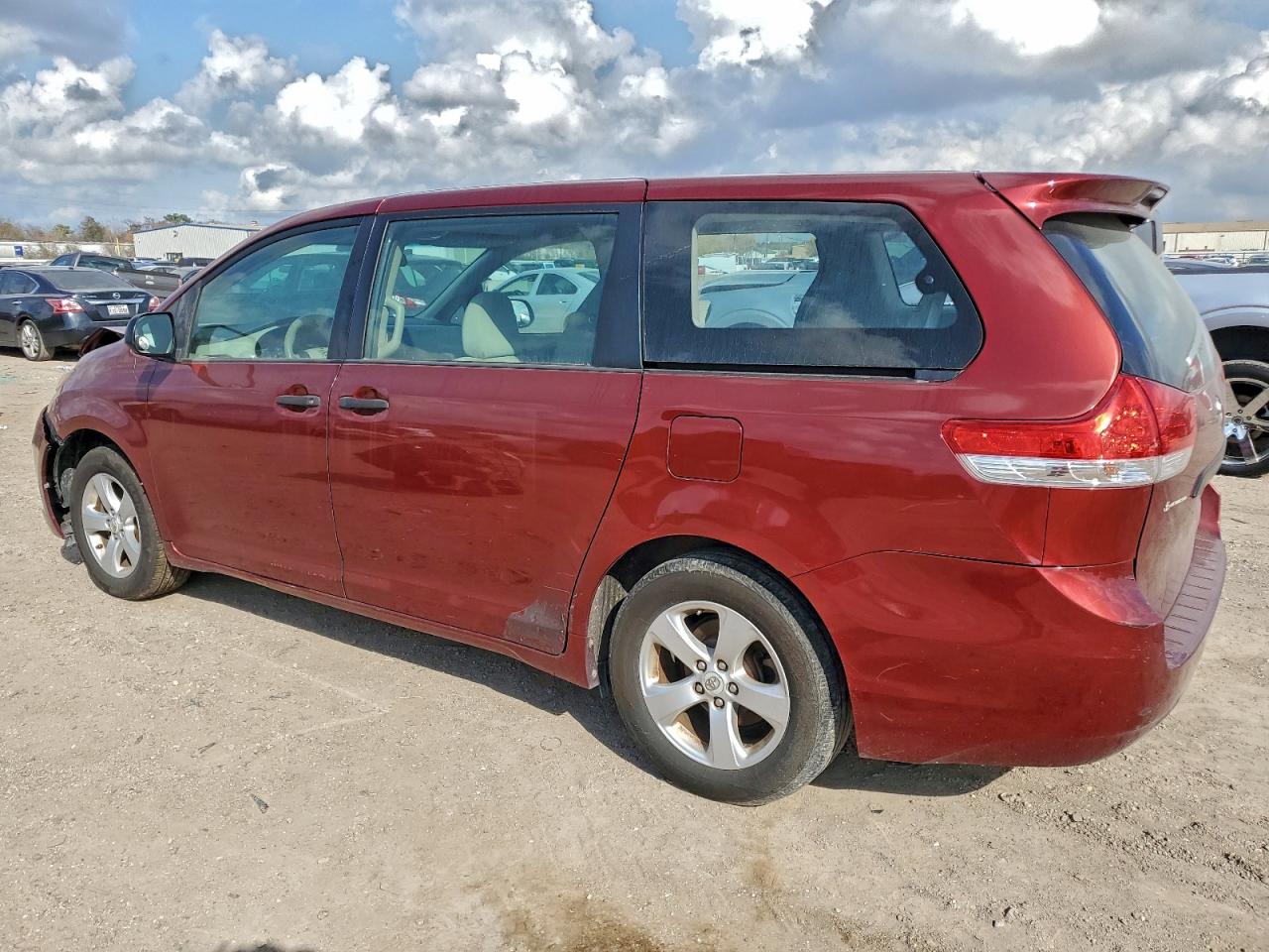 2013 TOYOTA SIENNA photo 2