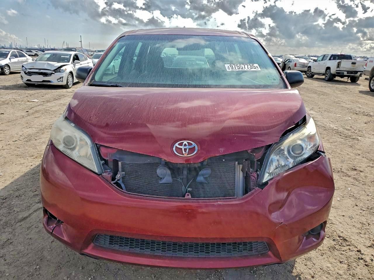 2013 TOYOTA SIENNA photo 5
