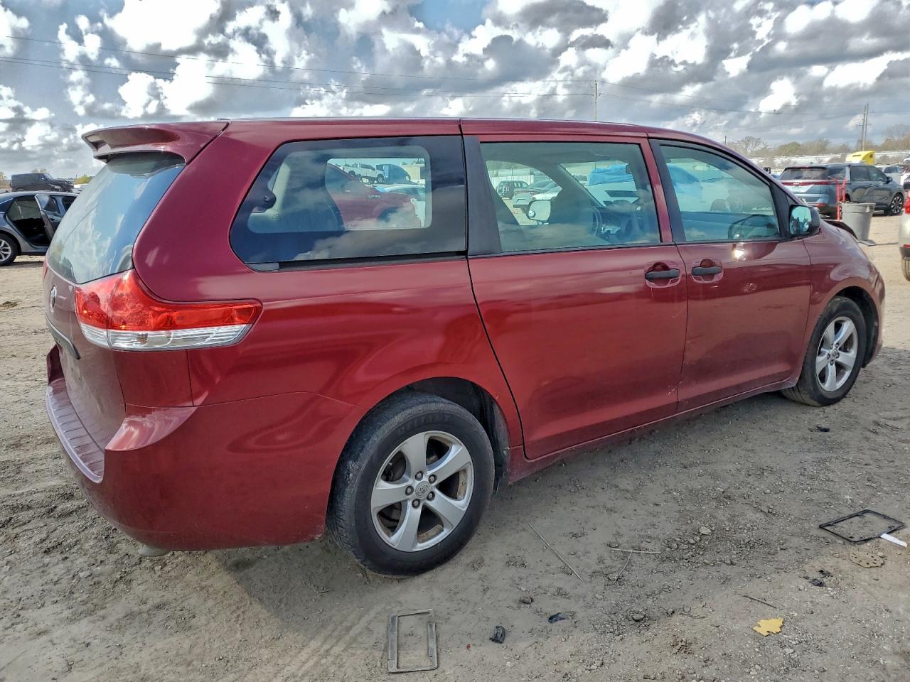 2013 TOYOTA SIENNA photo 3