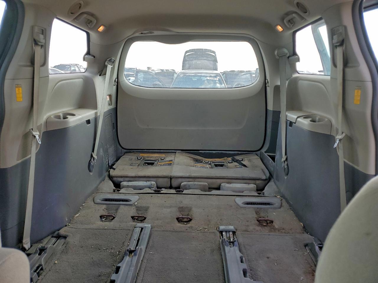 2013 TOYOTA SIENNA photo 10