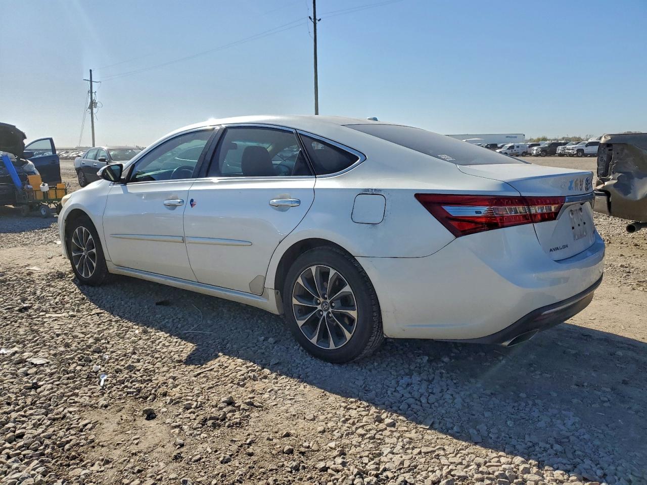 2016 TOYOTA AVALON XLE photo 2