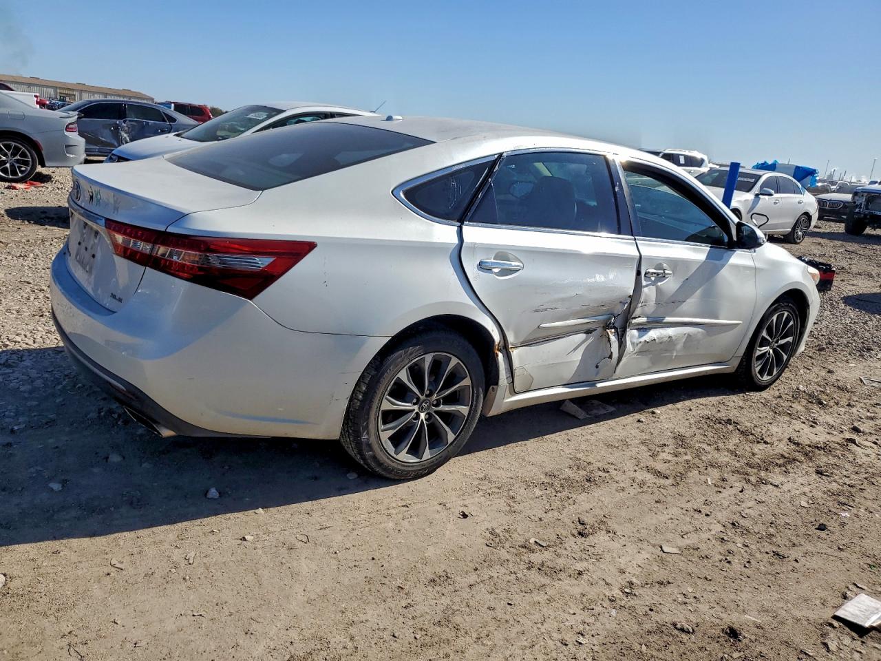 2016 TOYOTA AVALON XLE photo 3