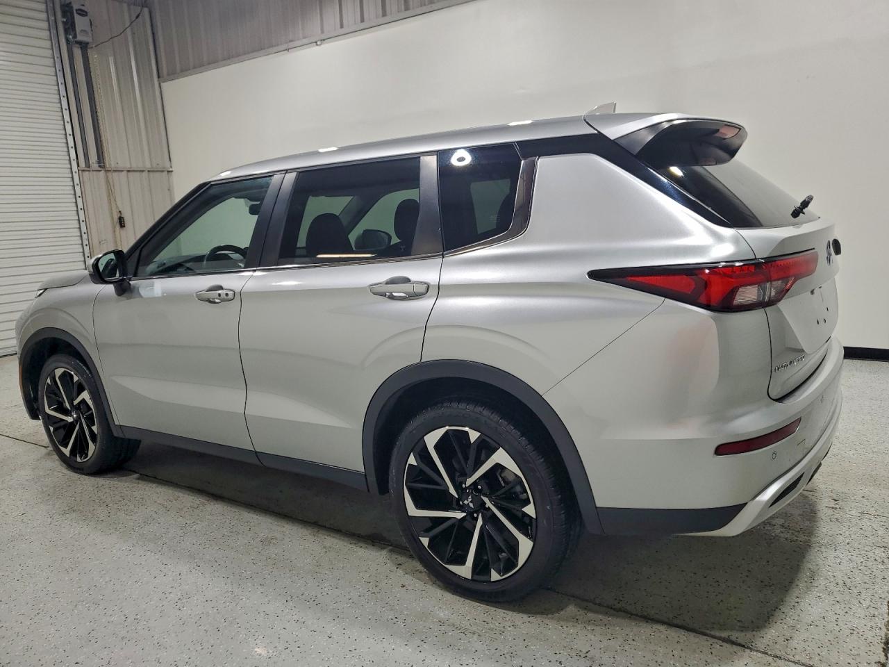 2024 MITSUBISHI OUTLANDER SE photo 2