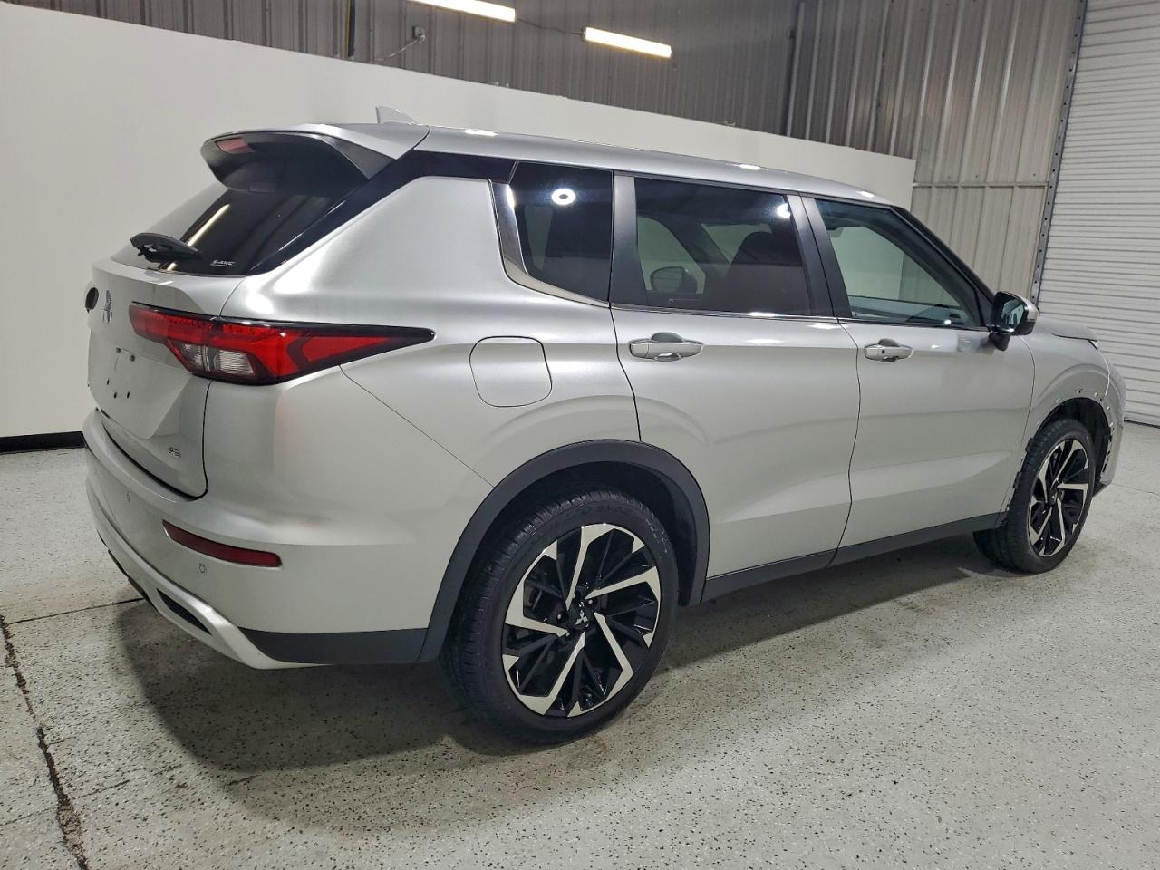 2024 MITSUBISHI OUTLANDER SE photo 3
