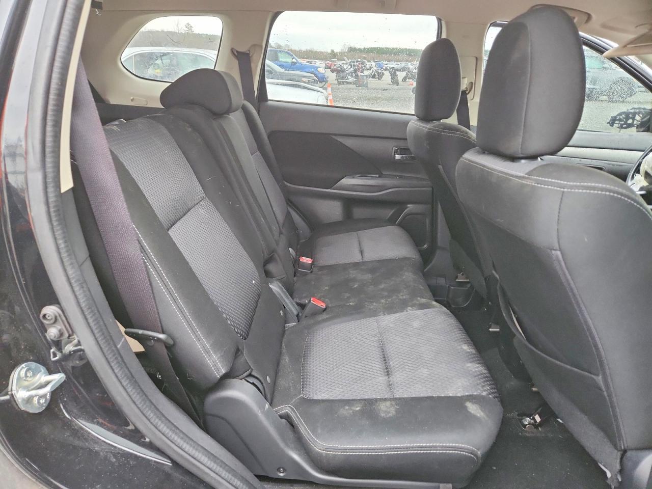 2017 MITSUBISHI OUTLANDER SE photo 28