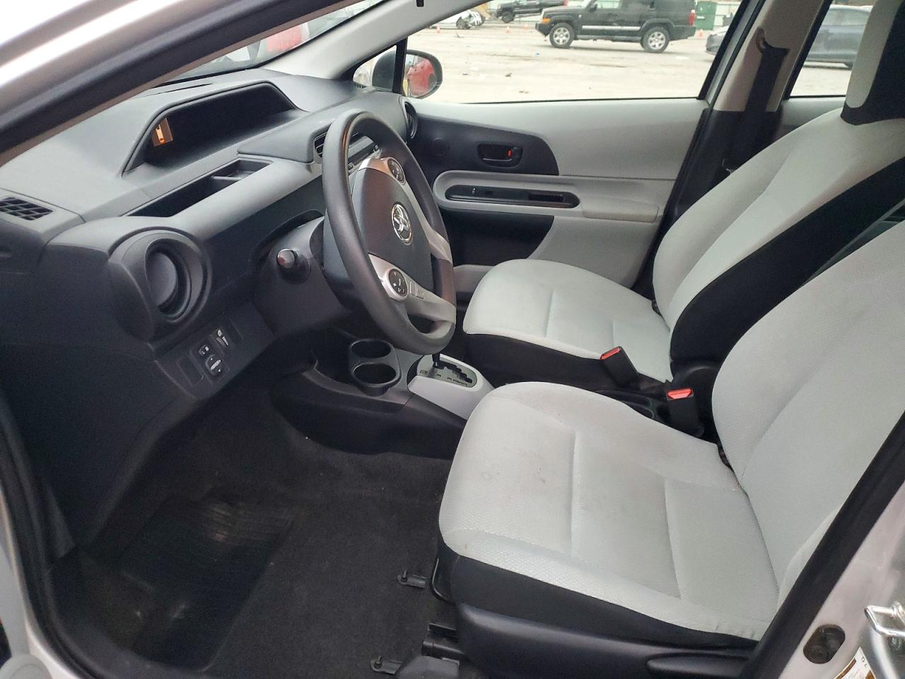 2014 TOYOTA PRIUS C photo 7