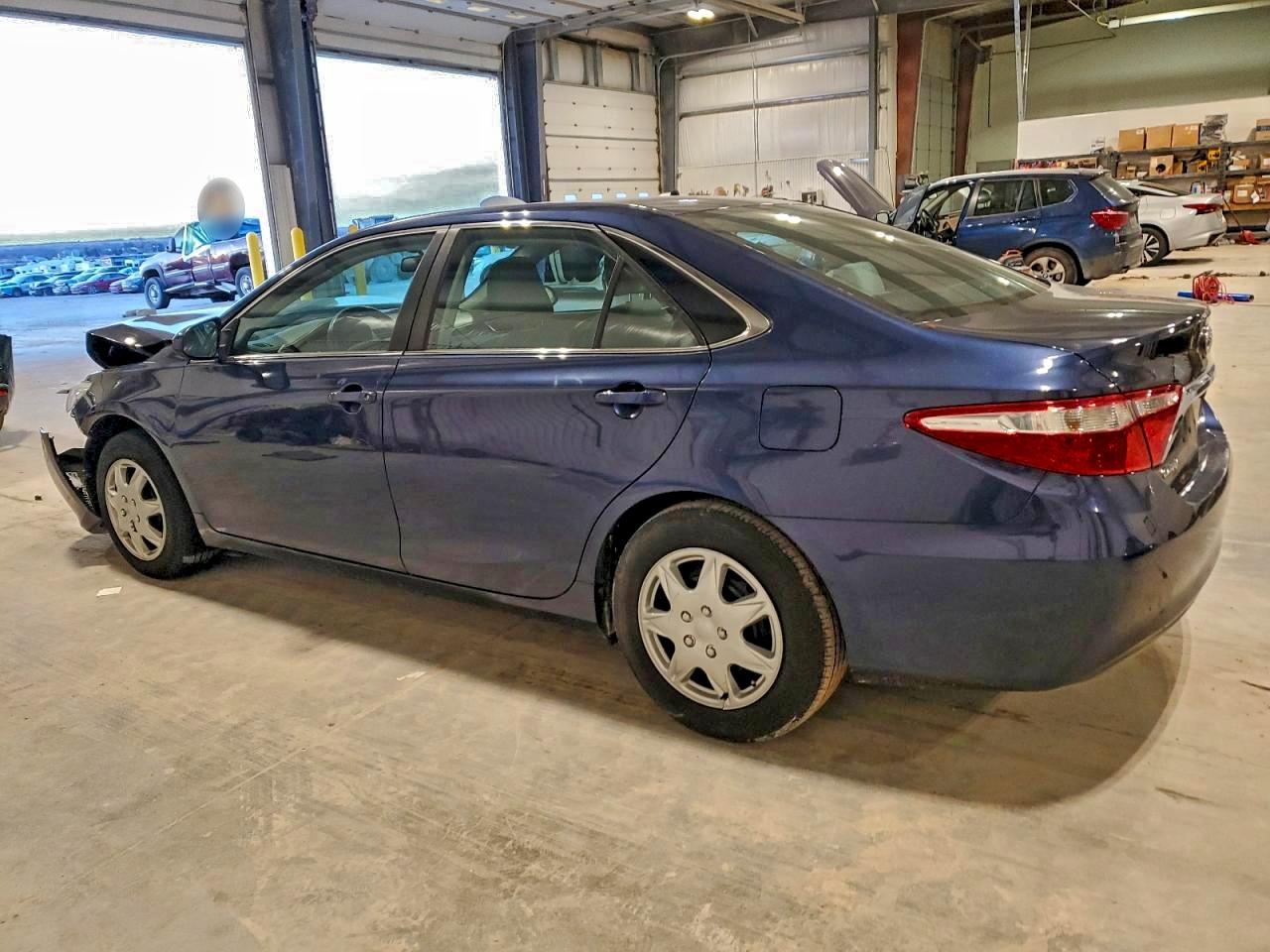 2015 TOYOTA CAMRY LE photo 2