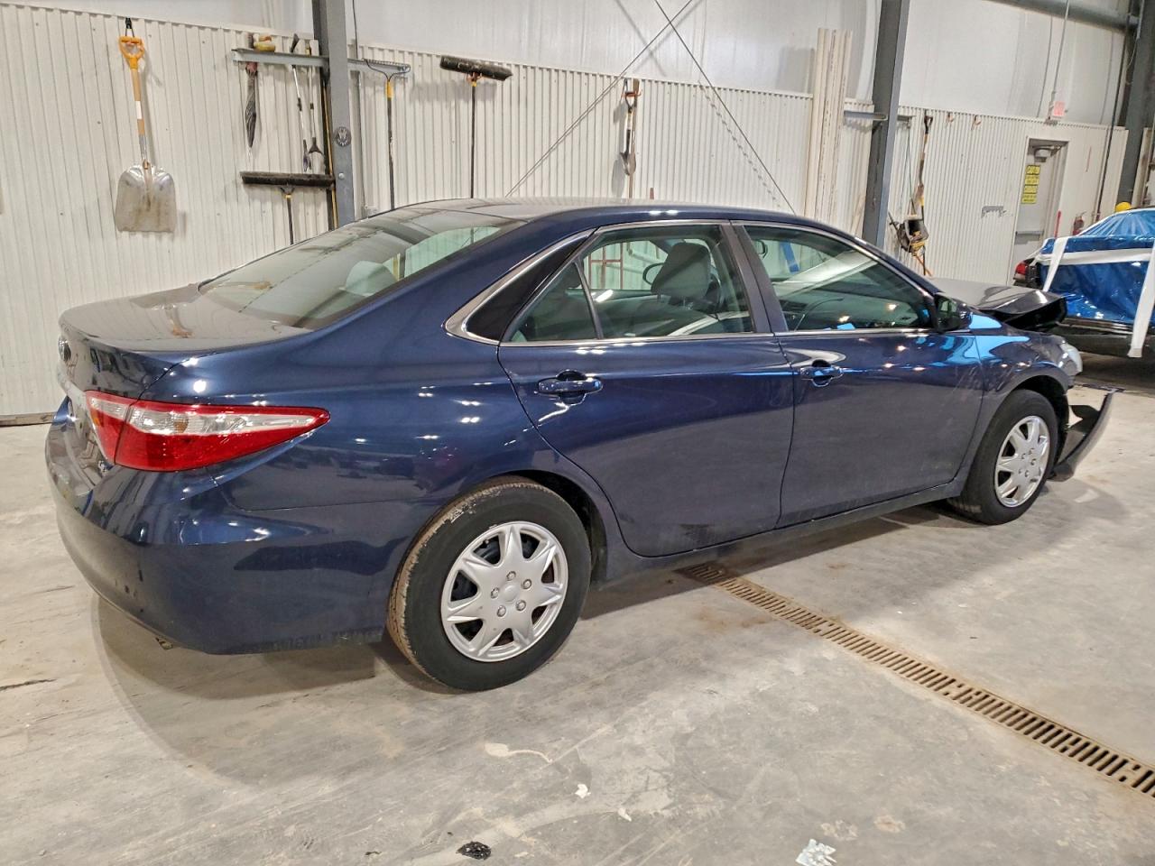 2015 TOYOTA CAMRY LE photo 3