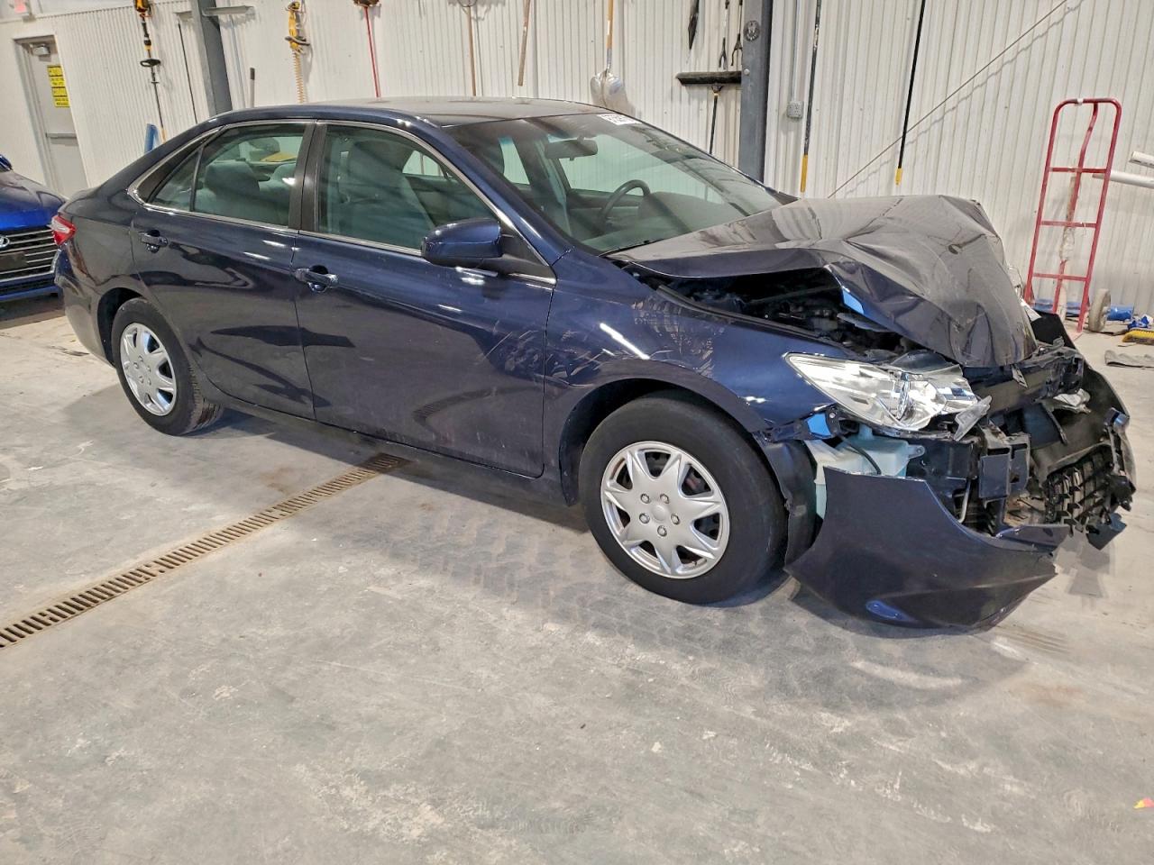 2015 TOYOTA CAMRY LE photo 4