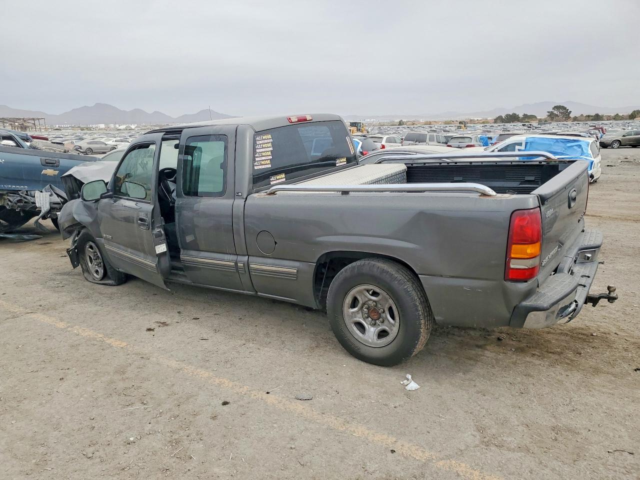 2002 CHEVROLET SILVERADO C1500 photo 2