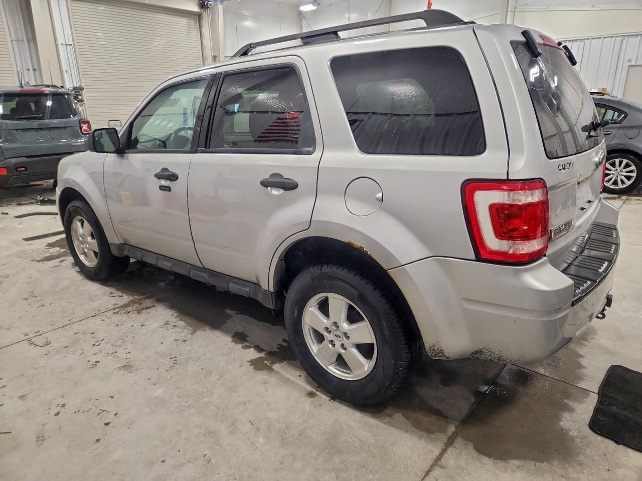 2011 FORD ESCAPE XLT photo 2