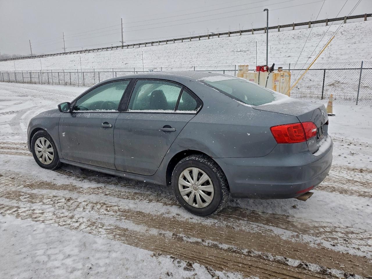 2013 VOLKSWAGEN JETTA BASE photo 2