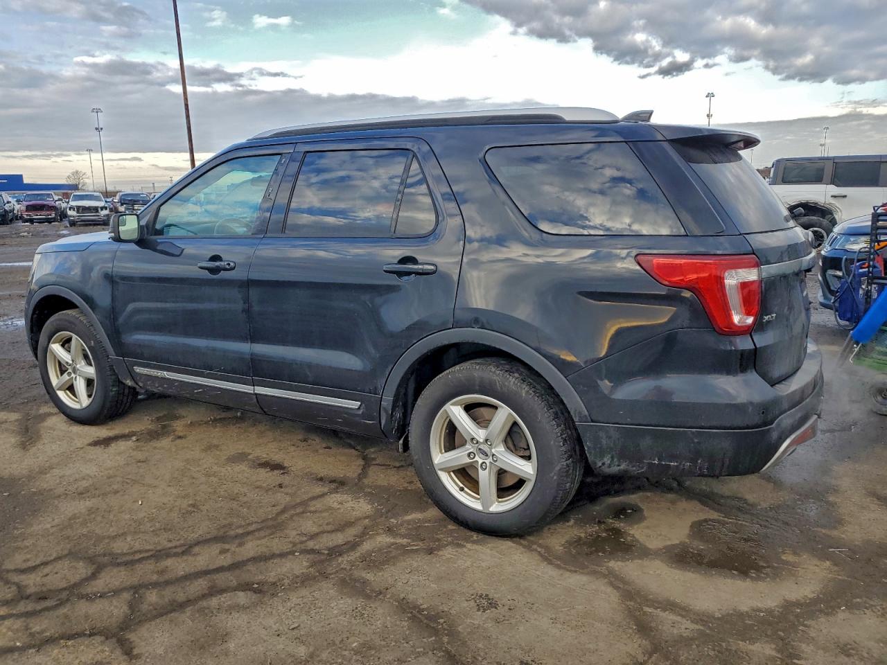 2016 FORD EXPLORER XLT photo 2
