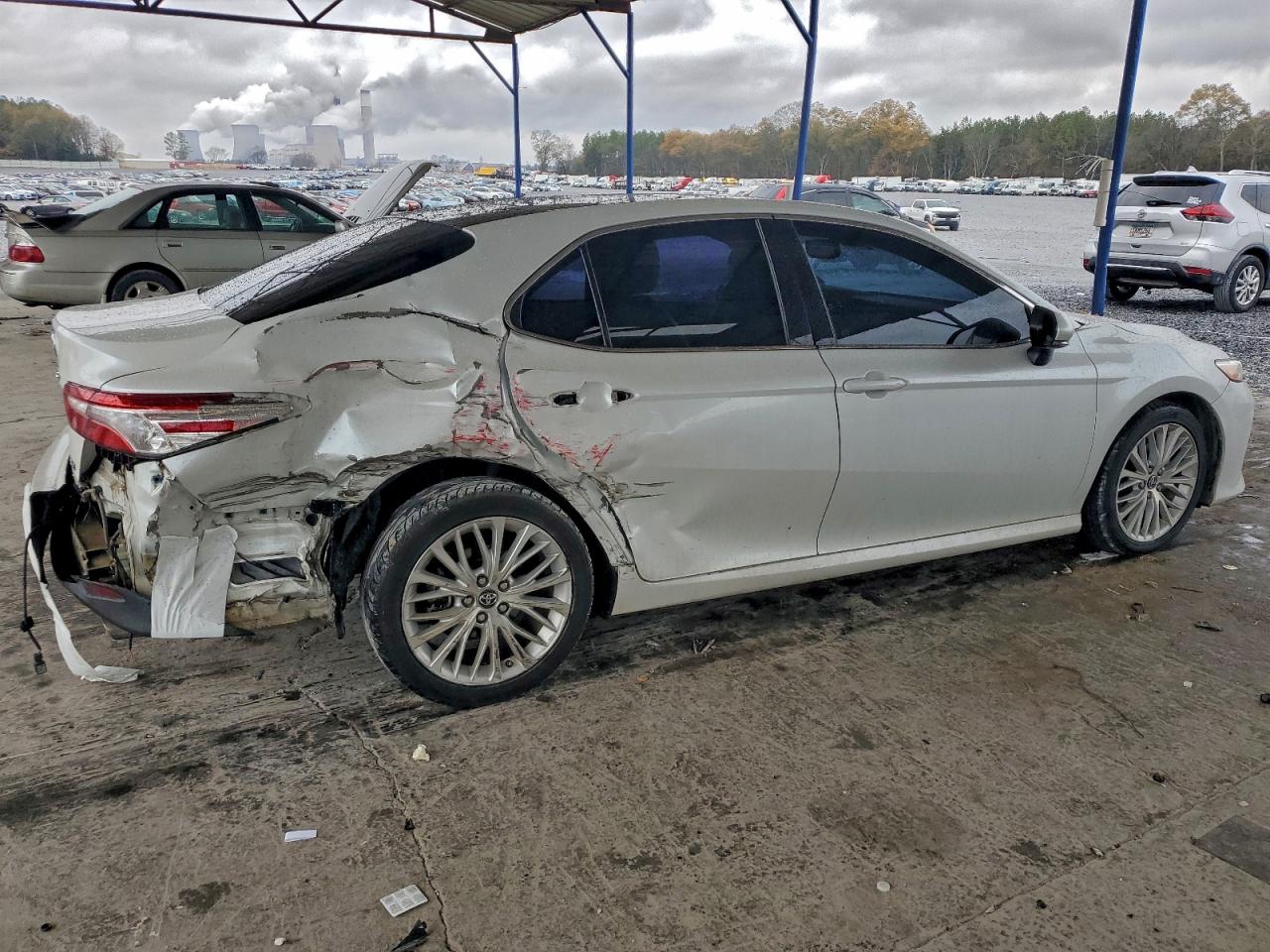 2018 TOYOTA CAMRY L photo 3
