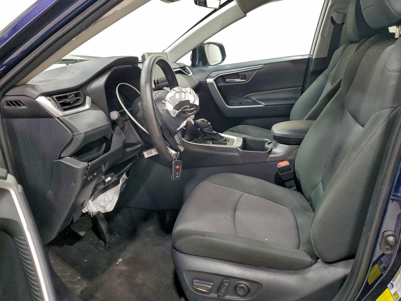 2025 TOYOTA RAV4 XLE photo 7