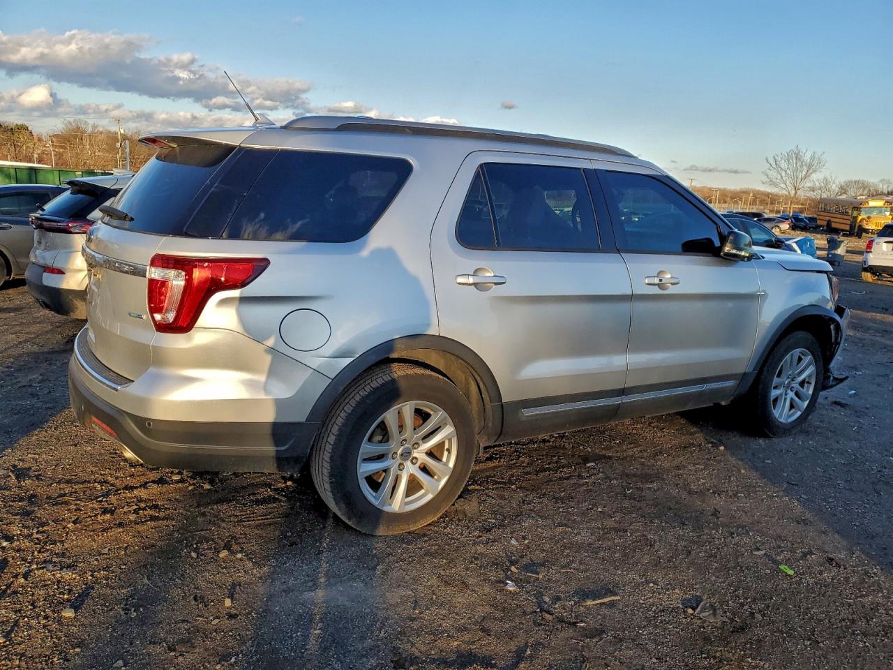 2018 FORD EXPLORER XLT photo 3