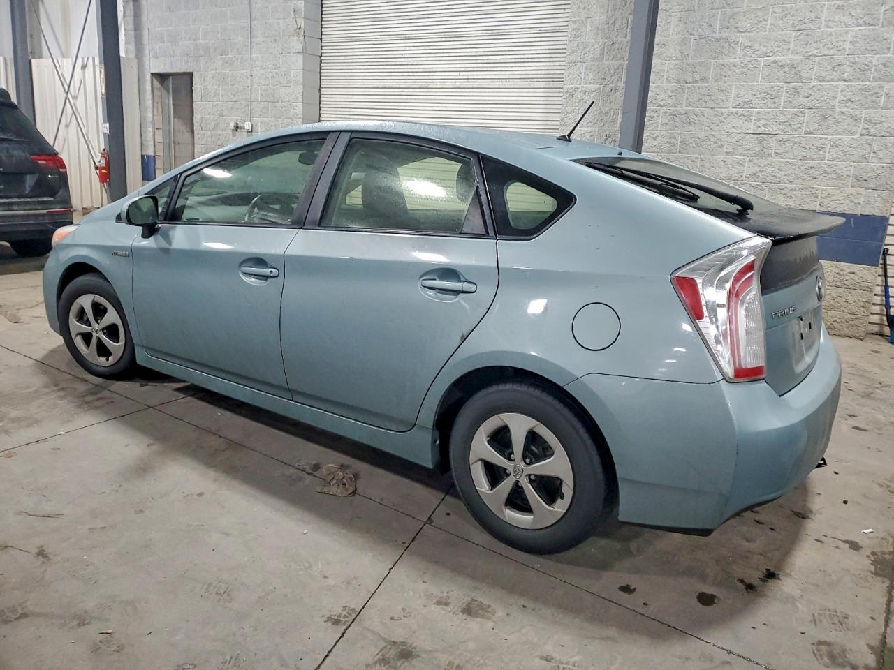 2015 TOYOTA PRIUS photo 3