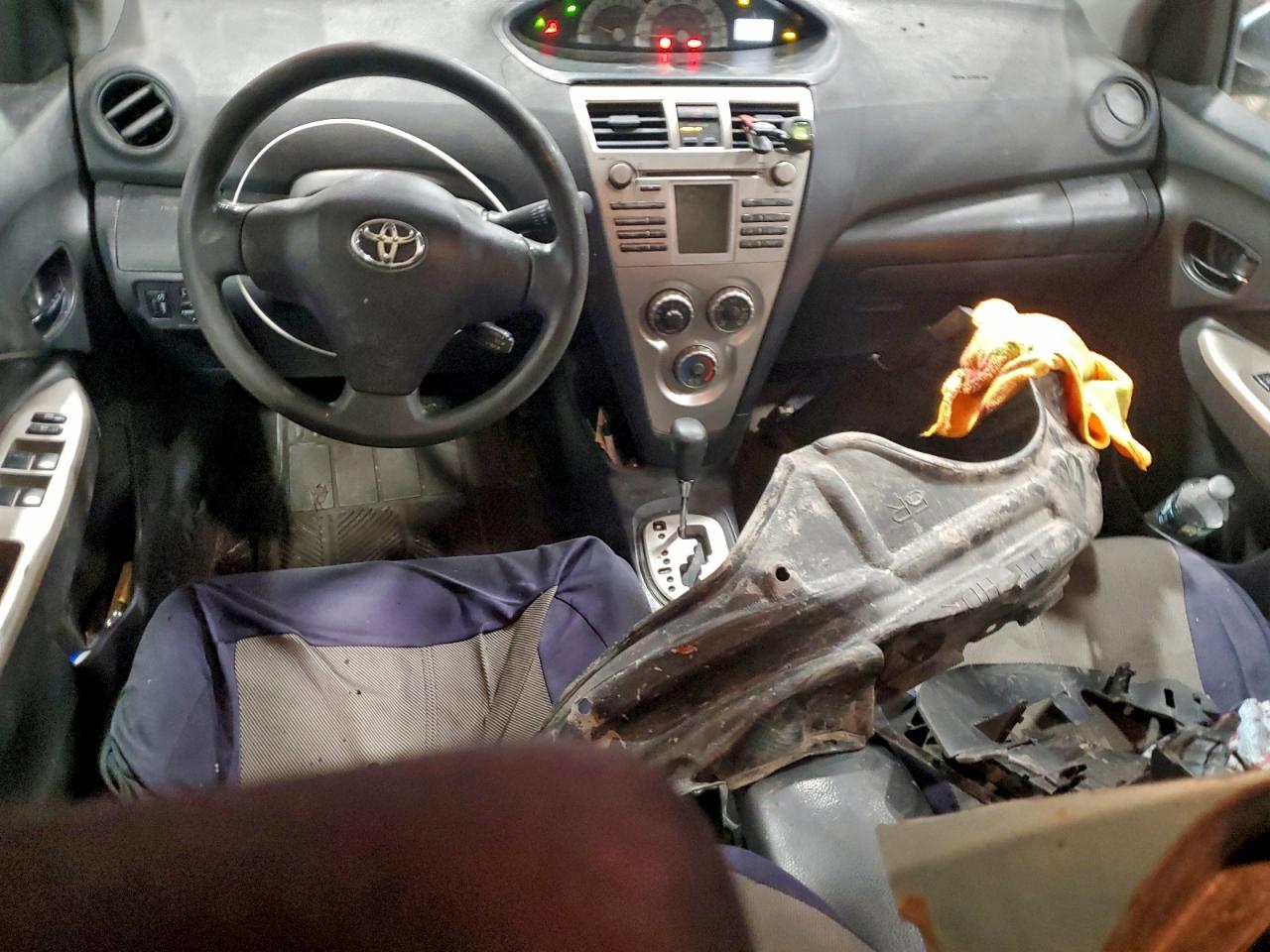 2008 TOYOTA YARIS photo 8
