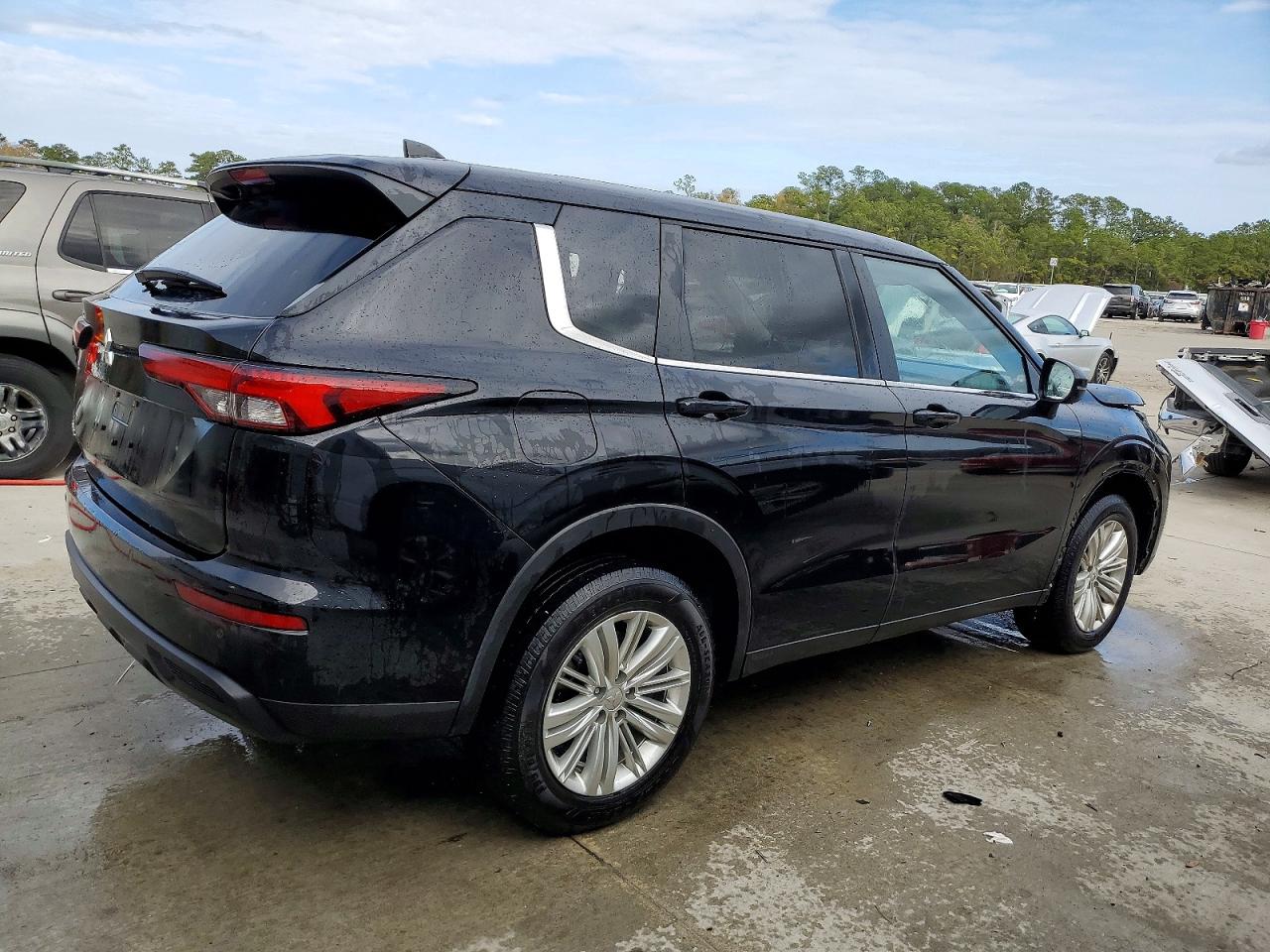 2024 MITSUBISHI OUTLANDER ES photo 3