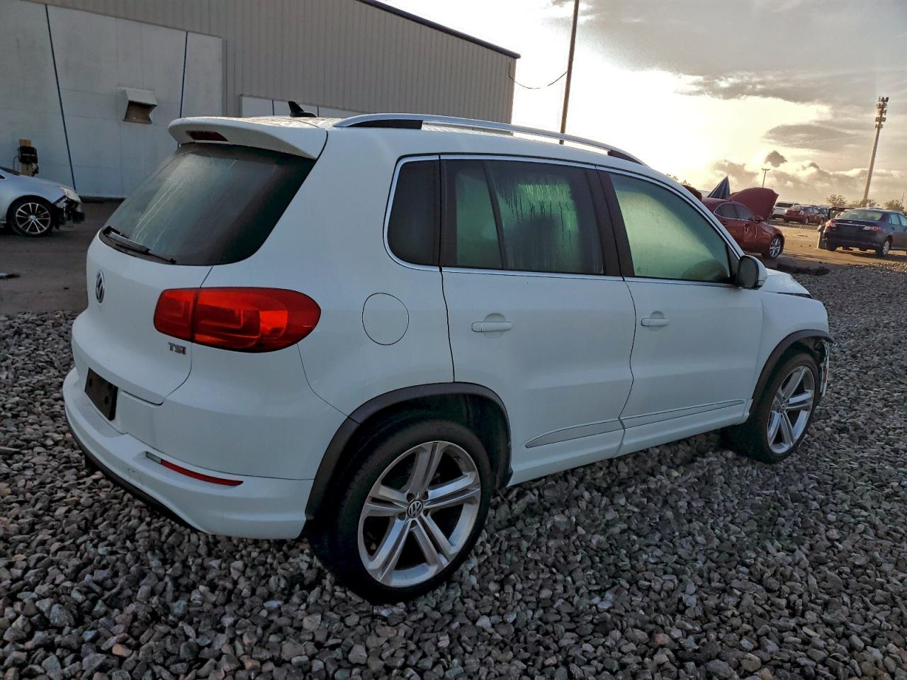 2016 VOLKSWAGEN TIGUAN S photo 3