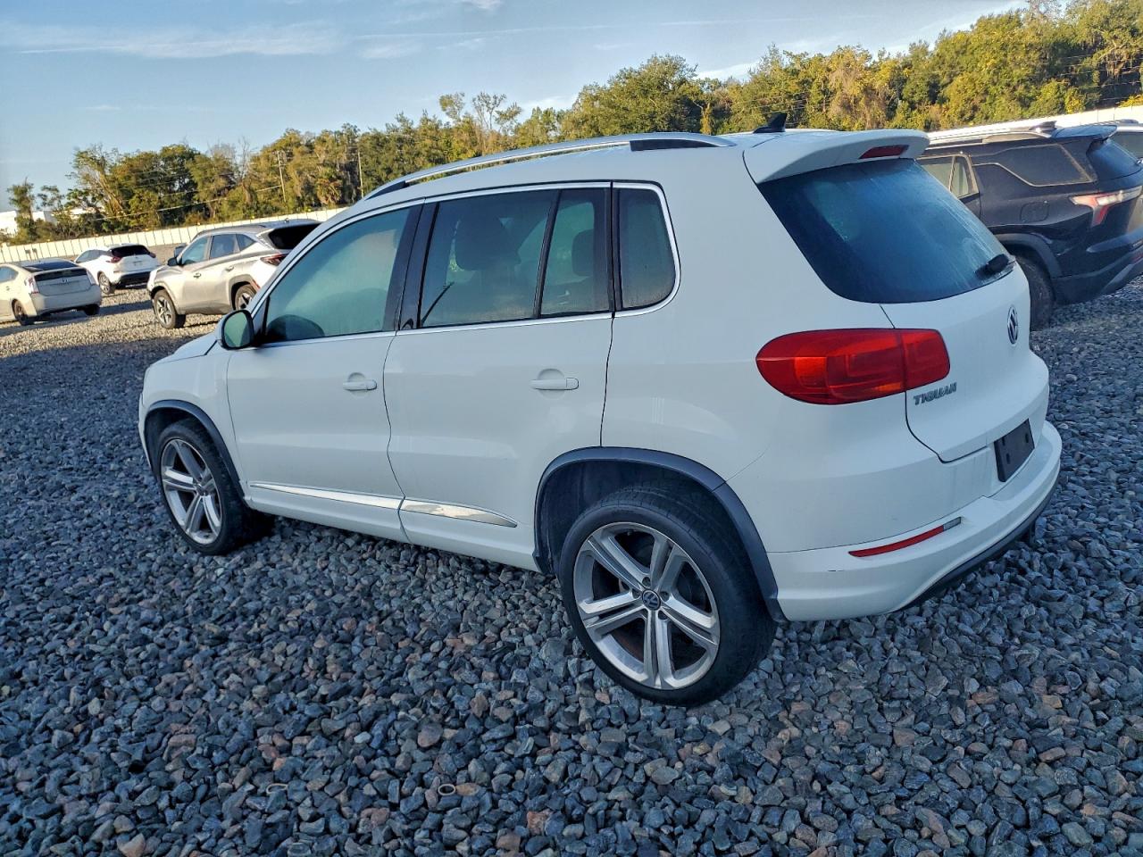2016 VOLKSWAGEN TIGUAN S photo 2