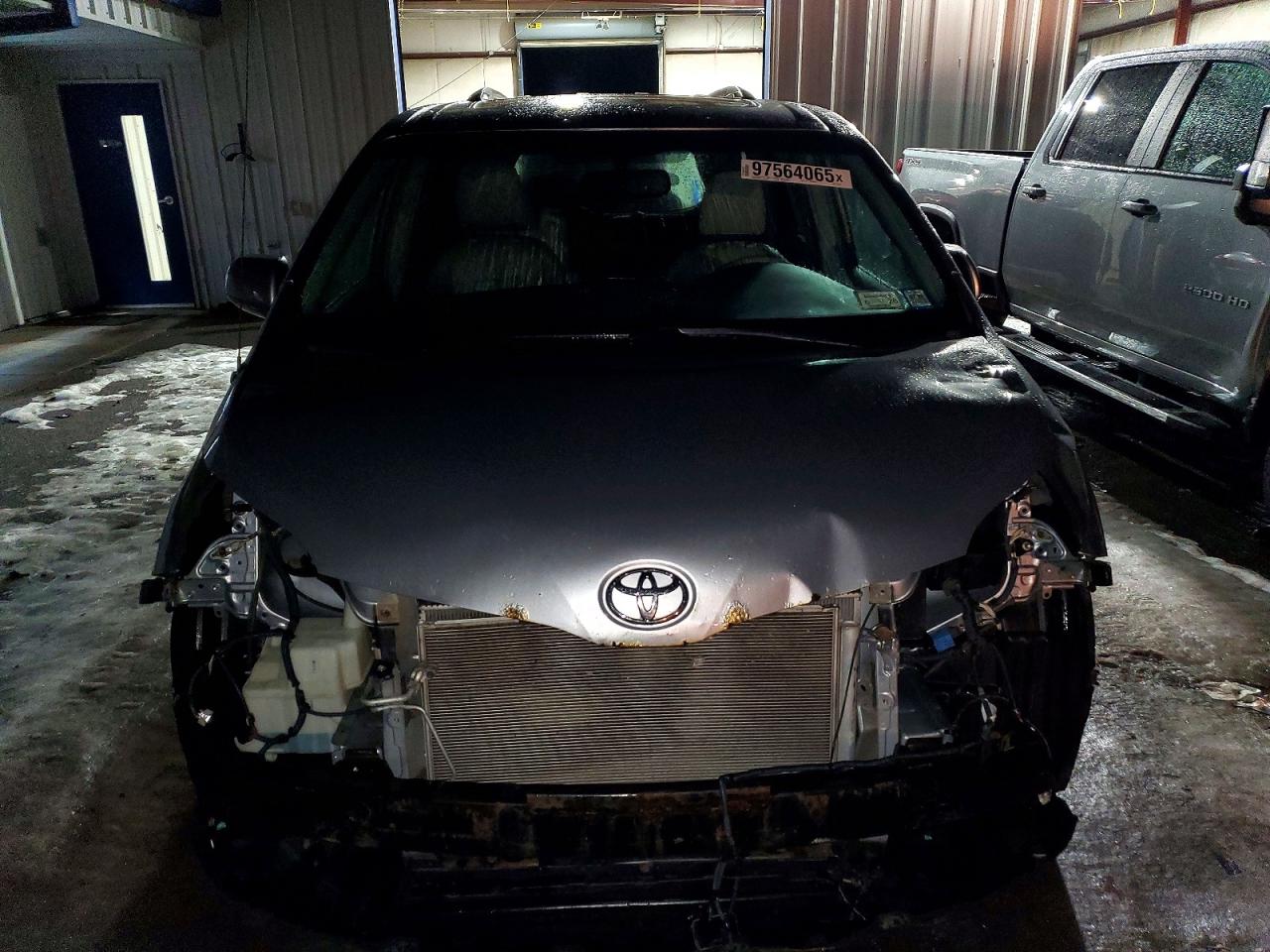 2014 TOYOTA SIENNA XLE photo 5