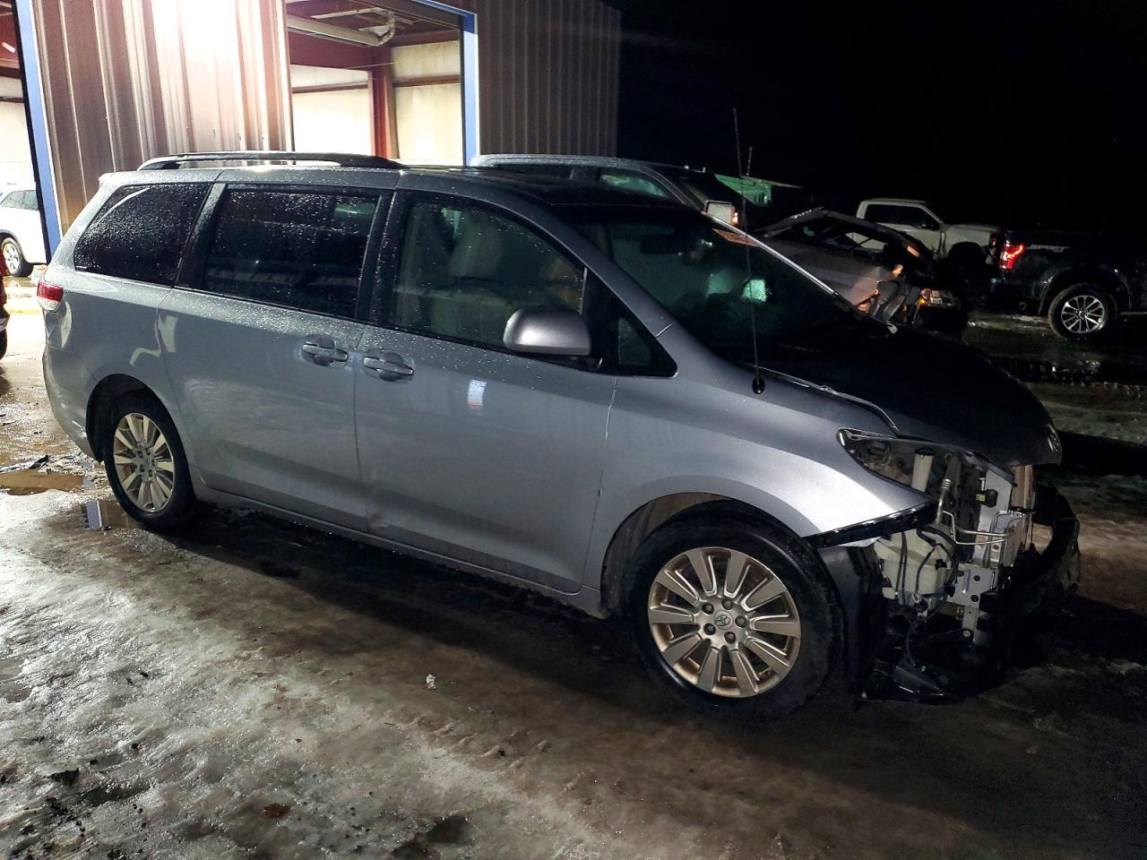 2014 TOYOTA SIENNA XLE photo 4