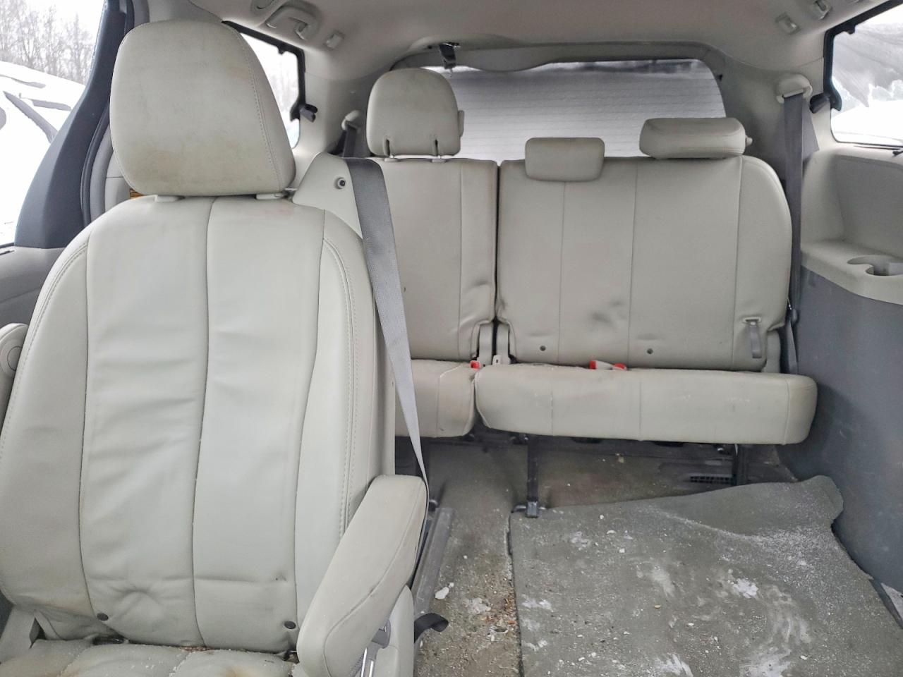 2014 TOYOTA SIENNA XLE photo 10