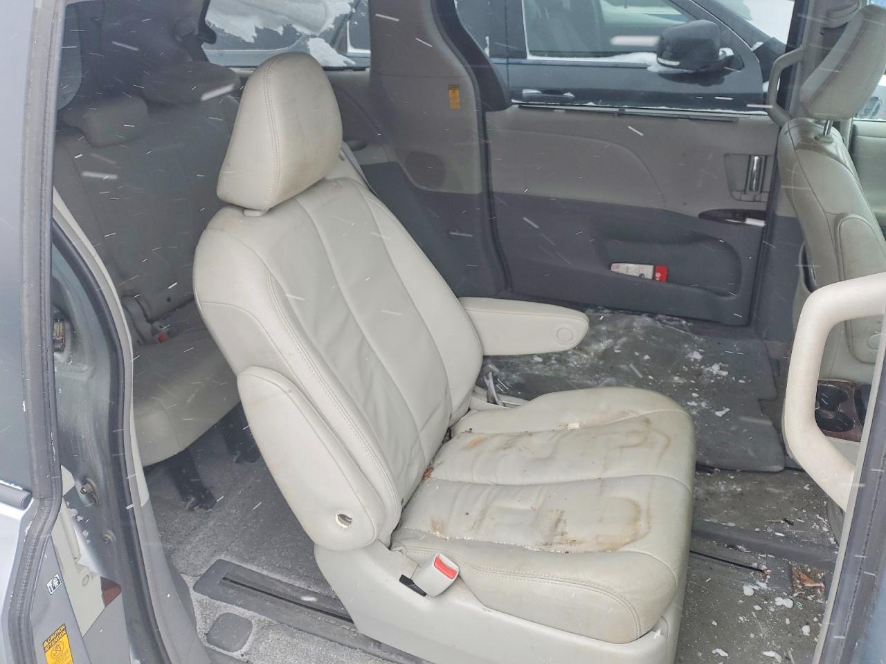 2014 TOYOTA SIENNA XLE photo 11