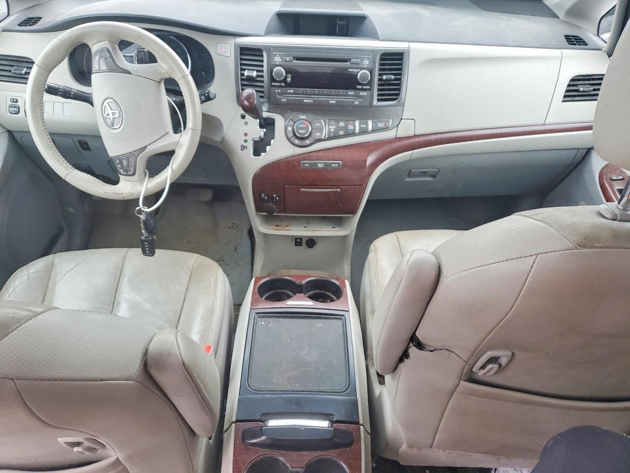2014 TOYOTA SIENNA XLE photo 8