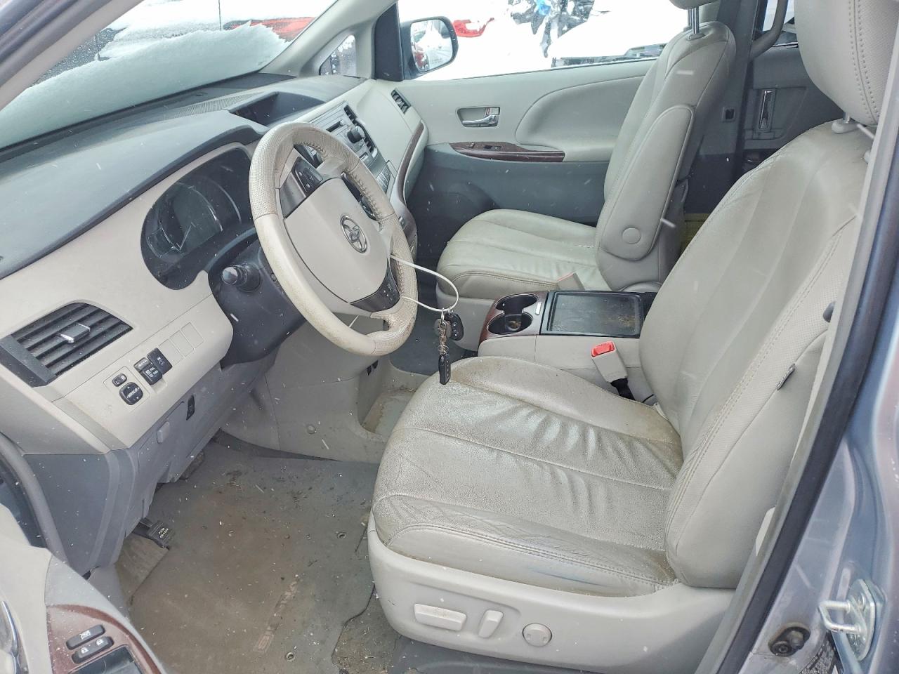 2014 TOYOTA SIENNA XLE photo 7