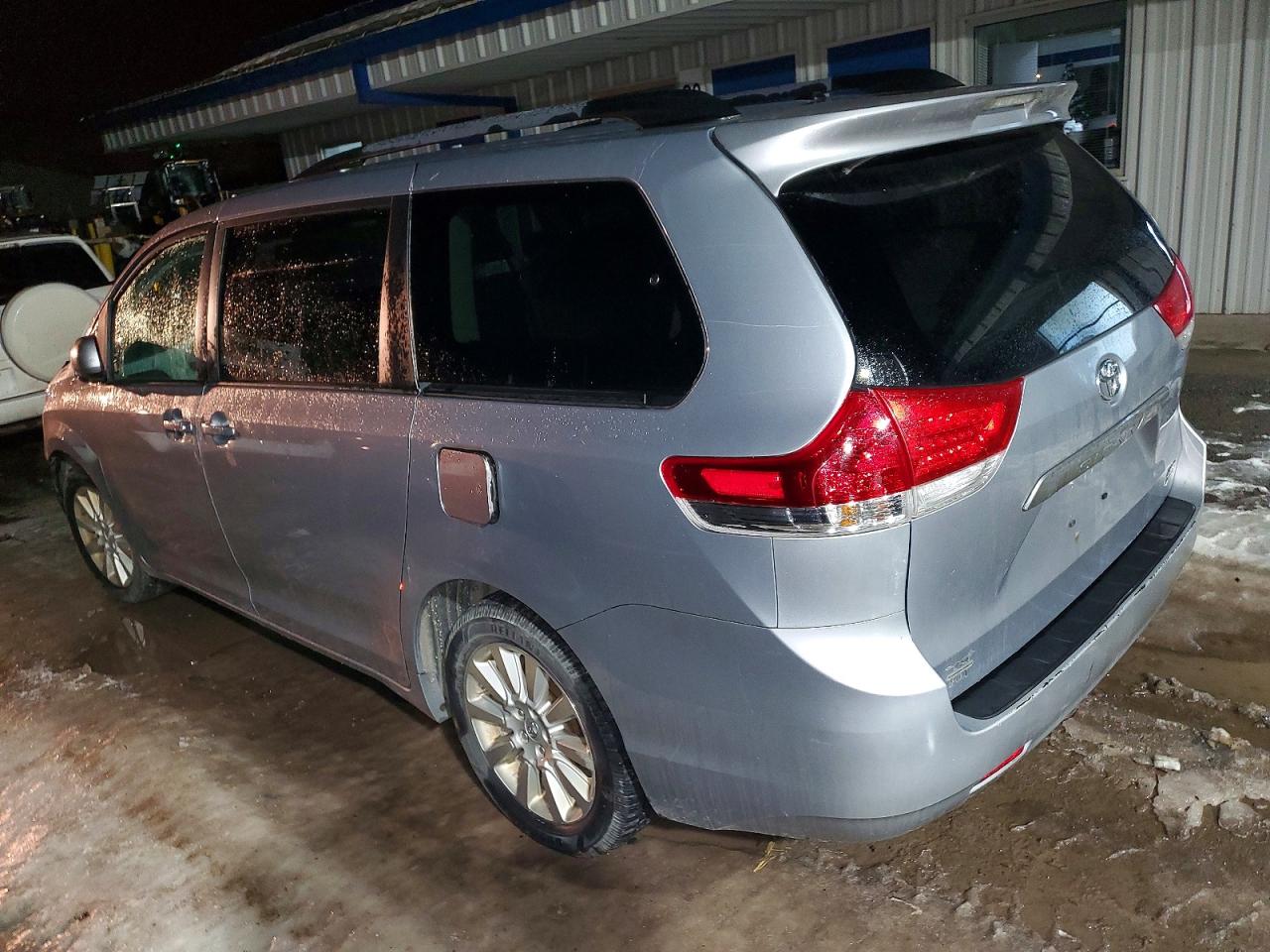 2014 TOYOTA SIENNA XLE photo 2